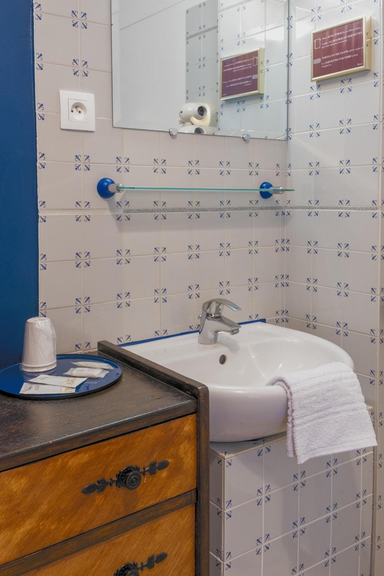 Chambre Triple avec Toilettes Privatives (Douche Commune au Même Étage)