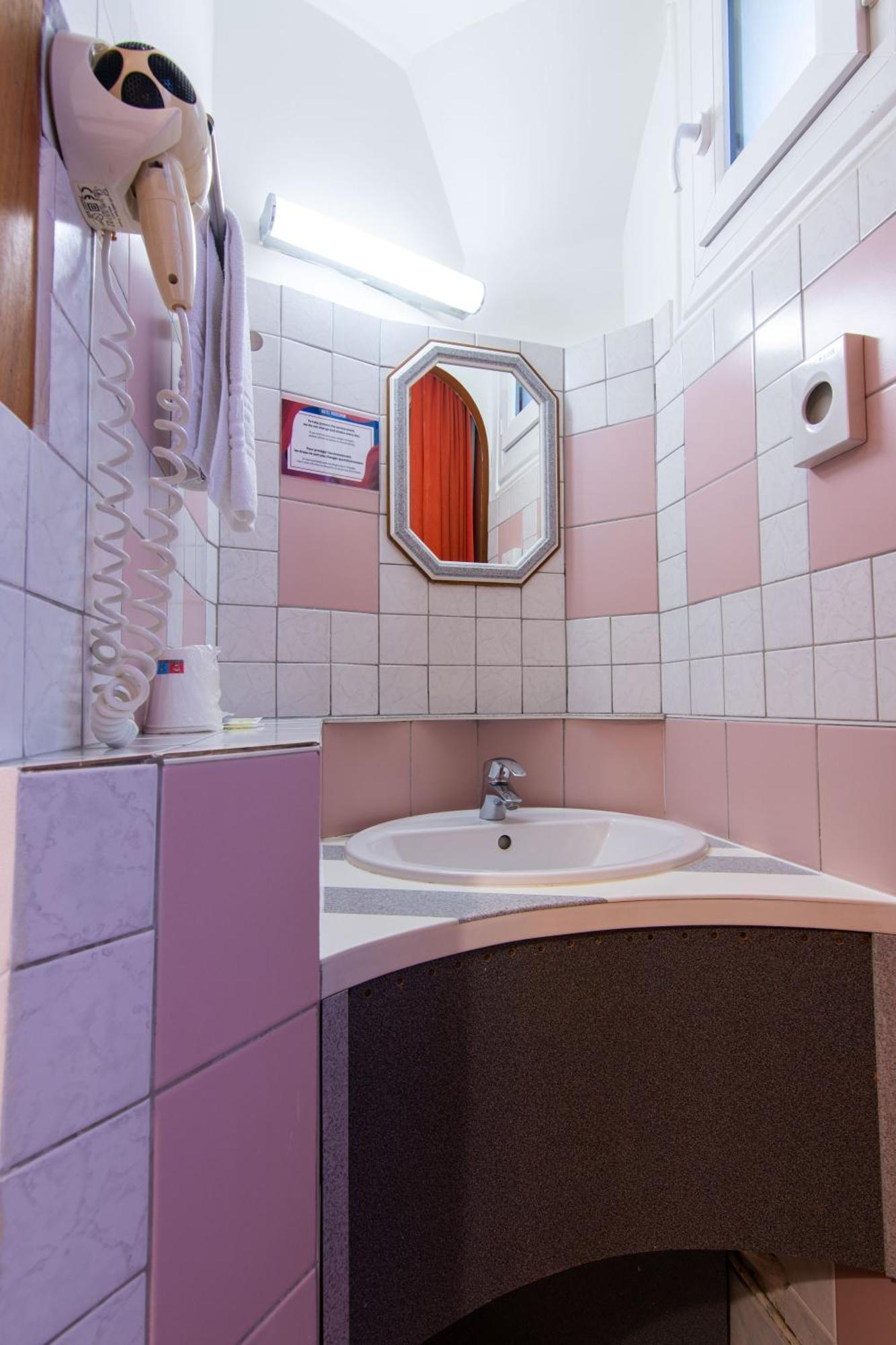 Chambre Simple (Douche et Toilettes Communes au Même Étage)